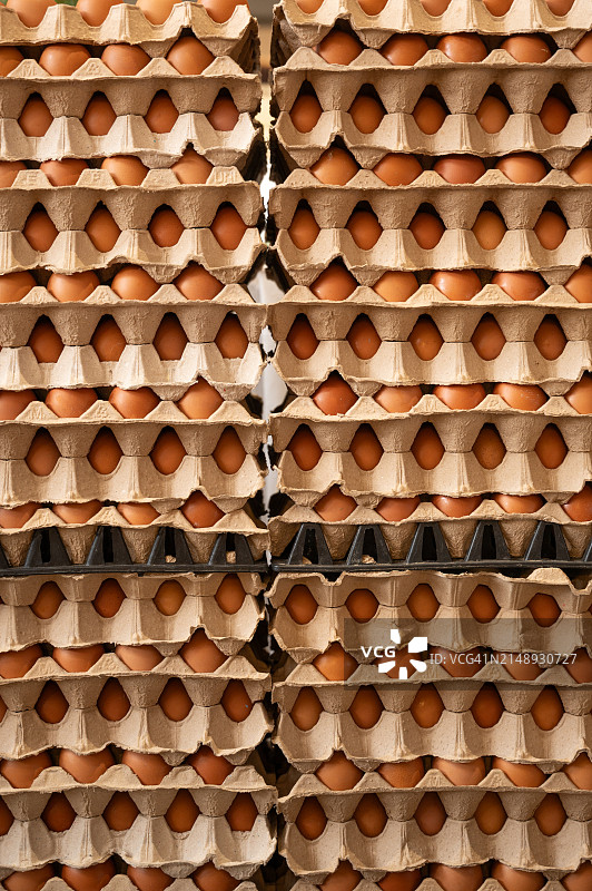 一堆棕色鸡蛋盒堆叠在一起图片素材