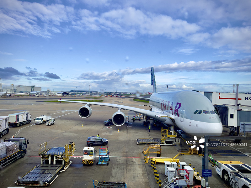 卡塔尔航空公司的空中客车A380，伦敦希思罗机场4号航站楼图片素材