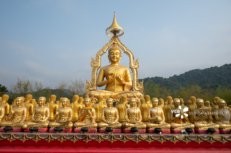 泰国那空那育府玛卡布查纪念公园金色佛像群图片素材