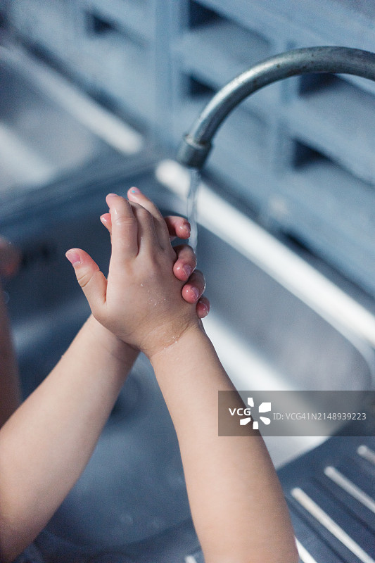 小朋友在水槽里洗手图片素材