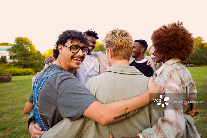 一群快乐的多种族年轻人图片素材