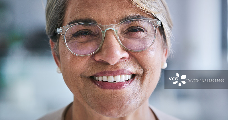 中年妇女，眼科光学和特写镜头，视力检查和眼镜，墨西哥女性的肖像、面部和处方镜片，白内障和眼科医生治疗视力丧失图片素材