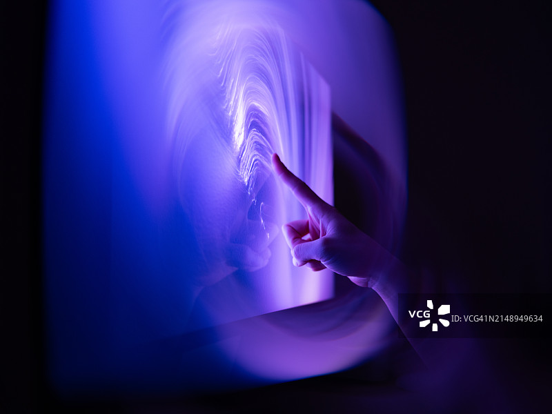 连接未来：点击电脑屏幕的特写图片素材