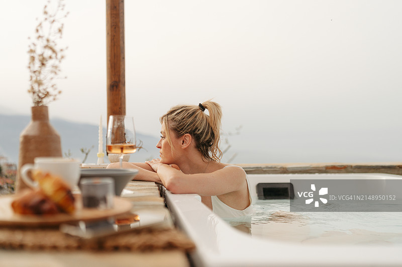 年轻女子在热水浴缸里图片素材