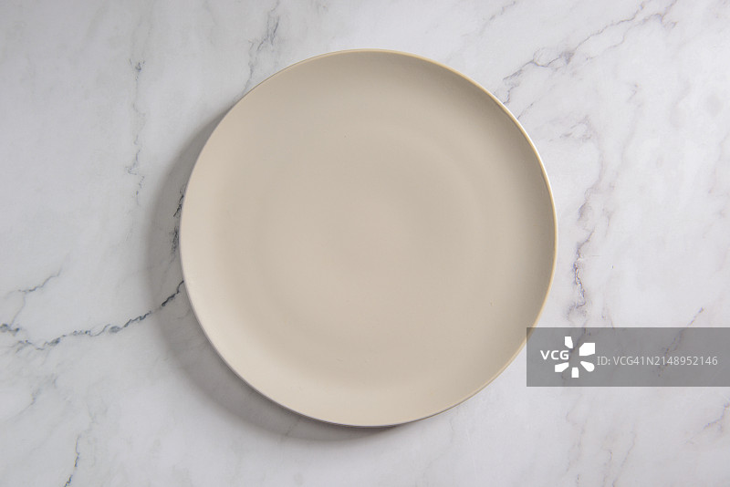 木桌上的浅色空盘，食物模型概念图片素材