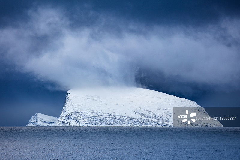 多云天空下的北极景观图片素材