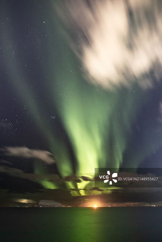 冬季景观中的北极光图片素材