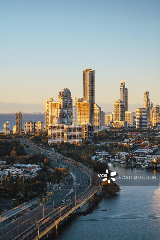 黄金海岸的摩天大楼和城市道路景观图片素材