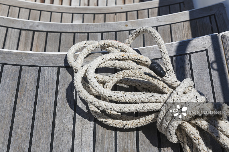 游艇甲板上的绳索图片素材