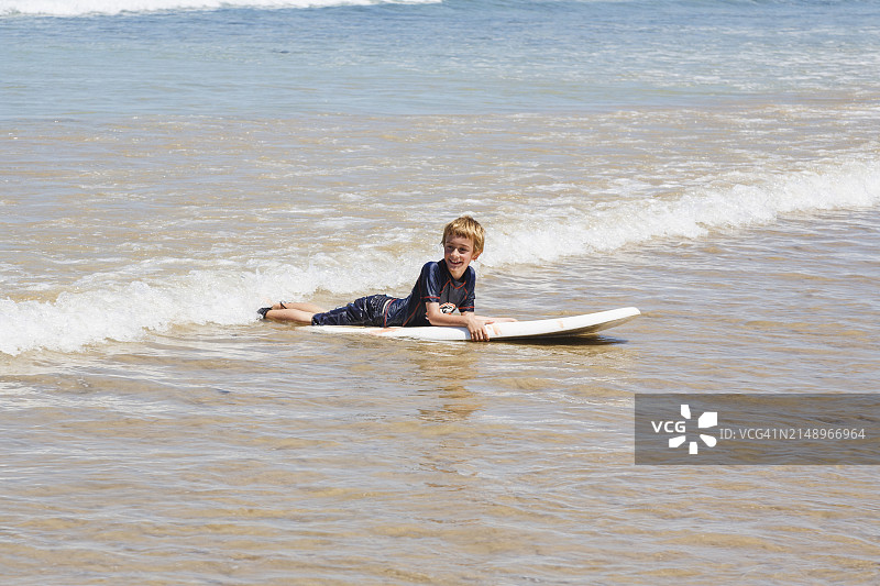 冲浪板上的小男孩图片素材