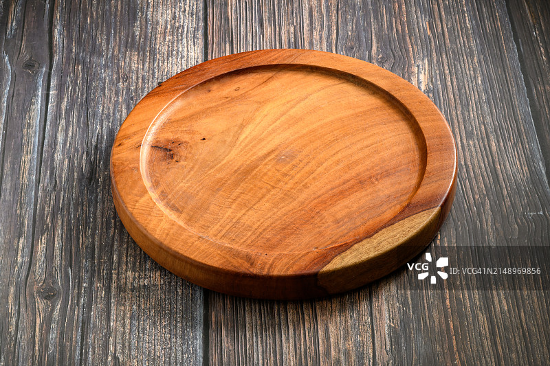 木桌上的实木砧板图片素材