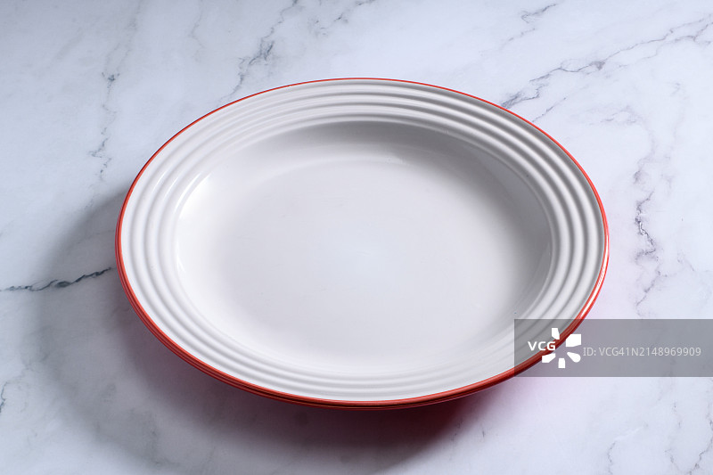 大理石背景上的空陶瓷盘图片素材