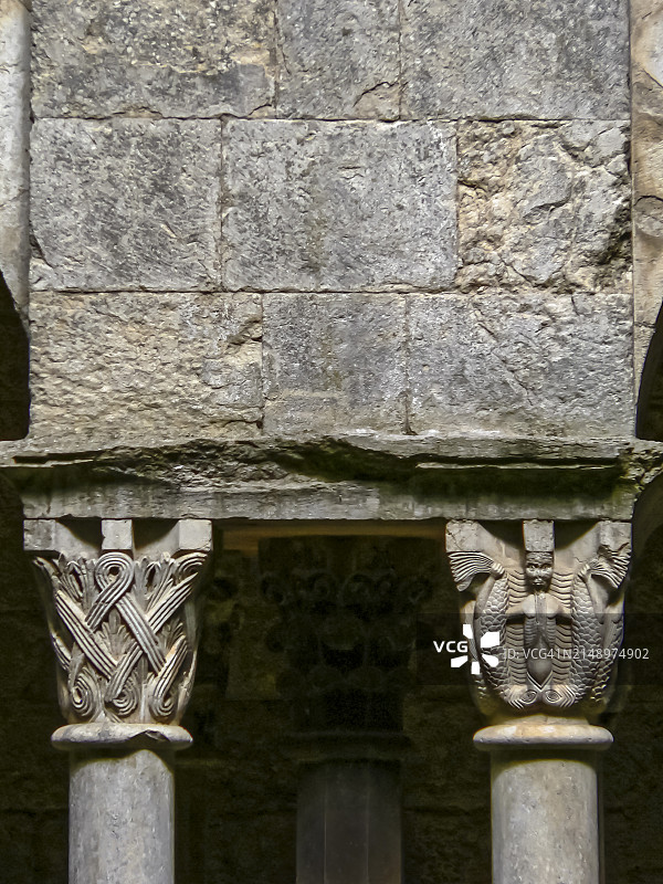 罗马式柱头，圣佩雷德加利甘茨修道院的回廊，西班牙赫罗纳图片素材