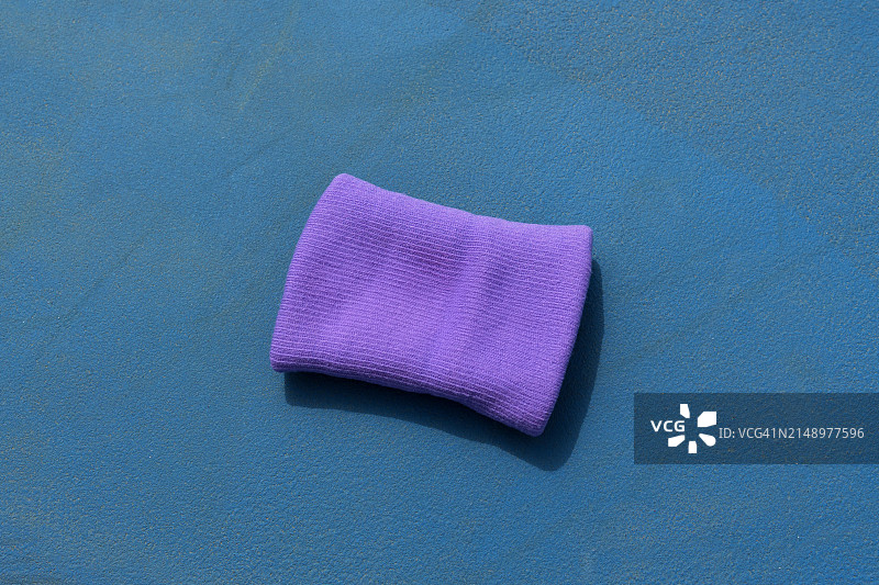 运动场上的弹性运动护腕图片素材