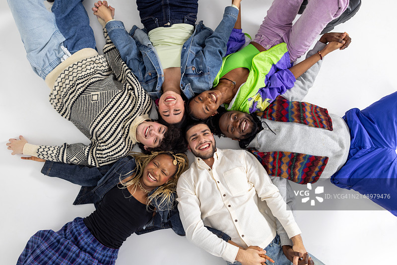 手牵手躺下图片素材