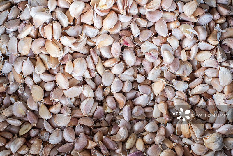 传统市场中暴露在光线下的一堆大蒜，焦点已选择图片素材