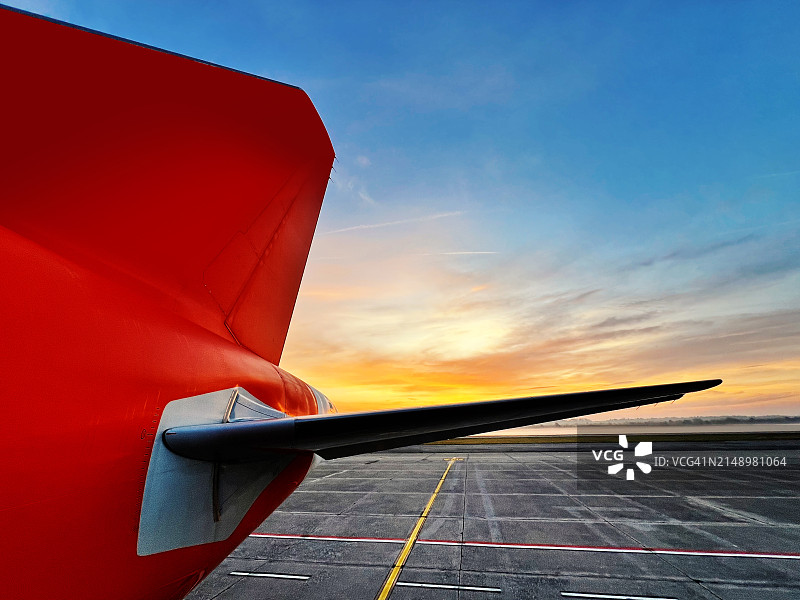 跑道上的飞机尾部图片素材