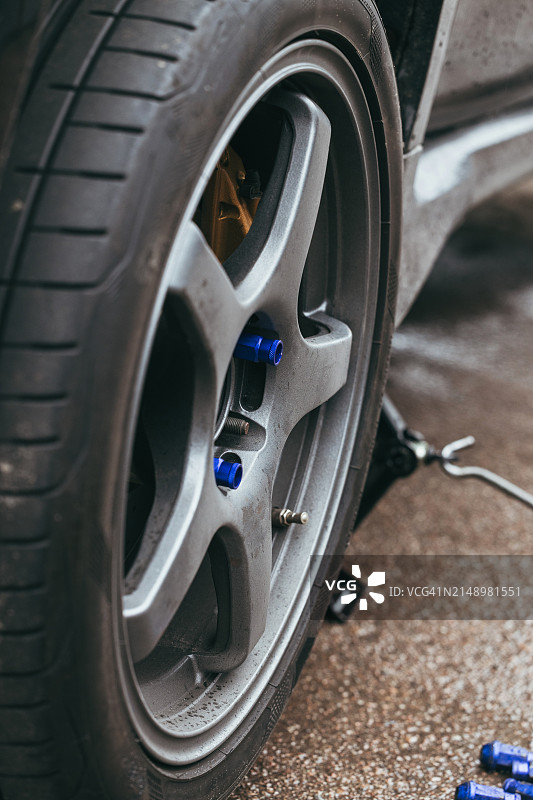带有锁紧螺母的汽车车轮图片素材