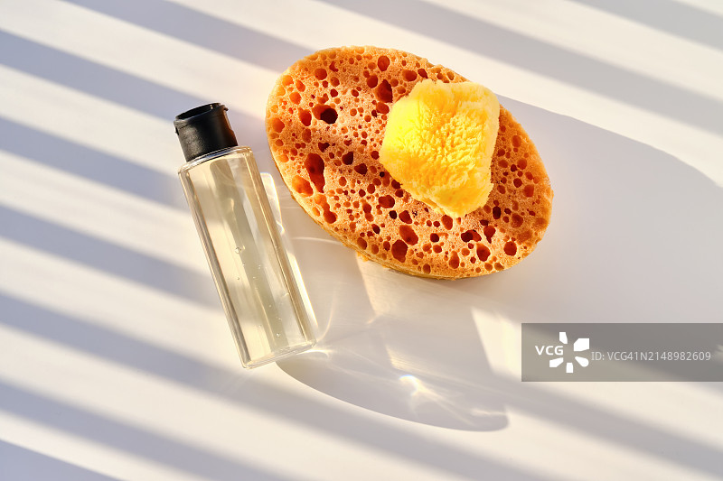 阳光下的洗发水和天然海绵图片素材