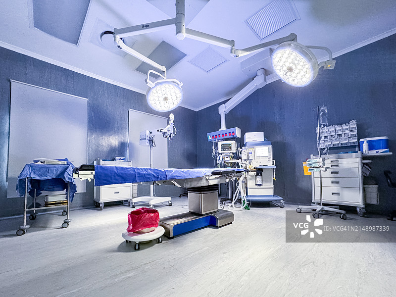 配备手术床和监控设备的现代手术室图片素材