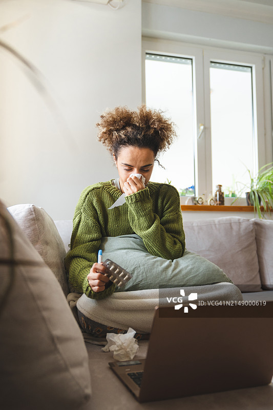 混血年轻女性患流感图片素材