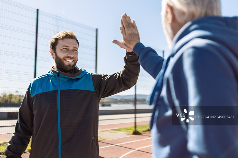 球场上的击掌图片素材