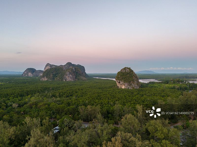 航拍日落时分的热带雨林图片素材