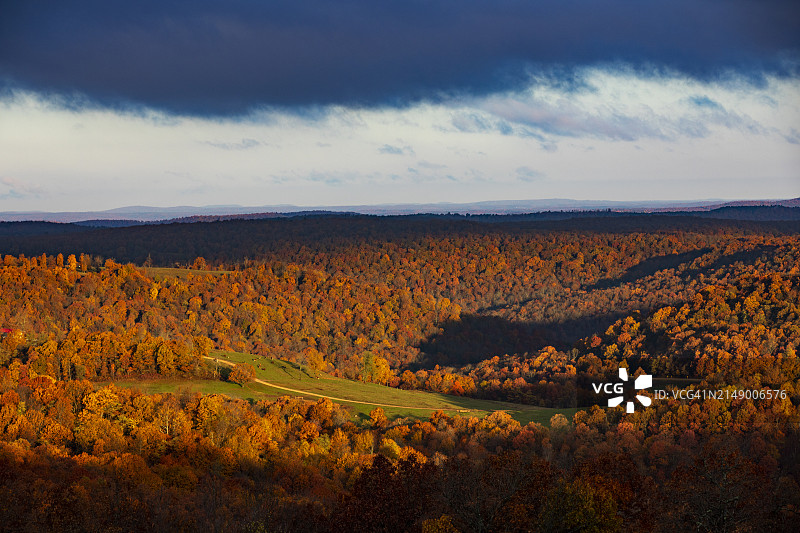 阿肯色州西北部奥索卡山脉布法罗河附近的秋色图片素材