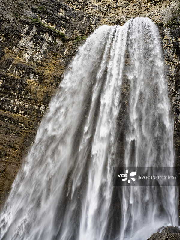 岩壁涌出的大瀑布景观（世界河瀑布，西班牙阿尔瓦塞特）图片素材