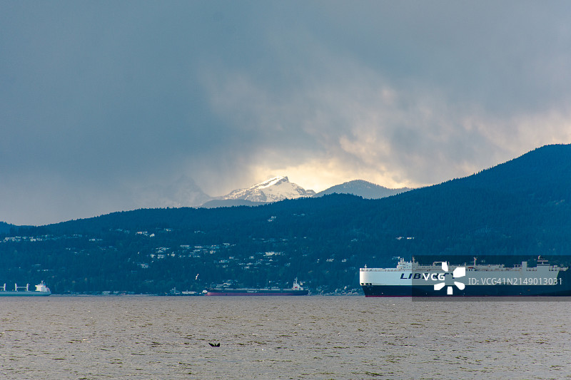 从基茨兰奴海滩眺望北温哥华图片素材