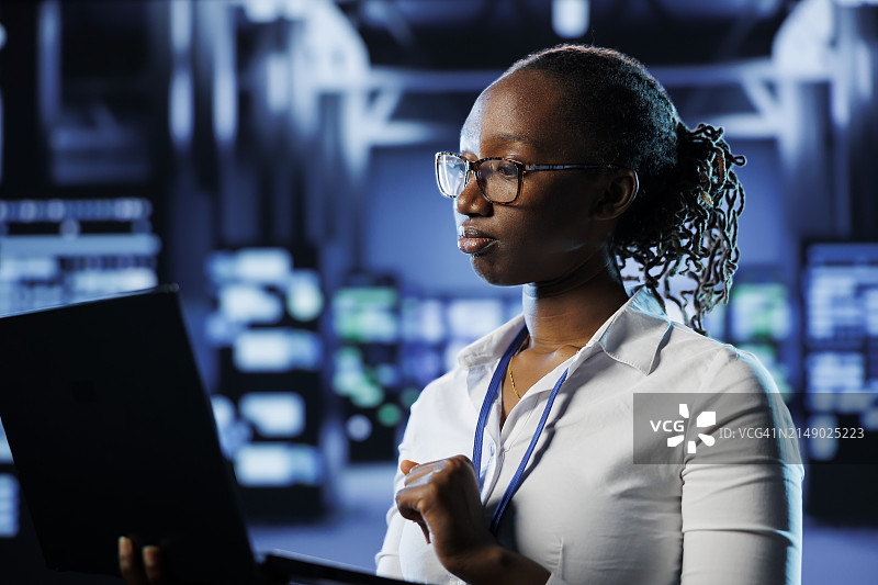 为数据中心编程和编码的精致软件工程师图片素材