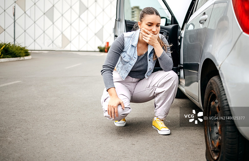 在路上担心轮胎被扎破的女人图片素材