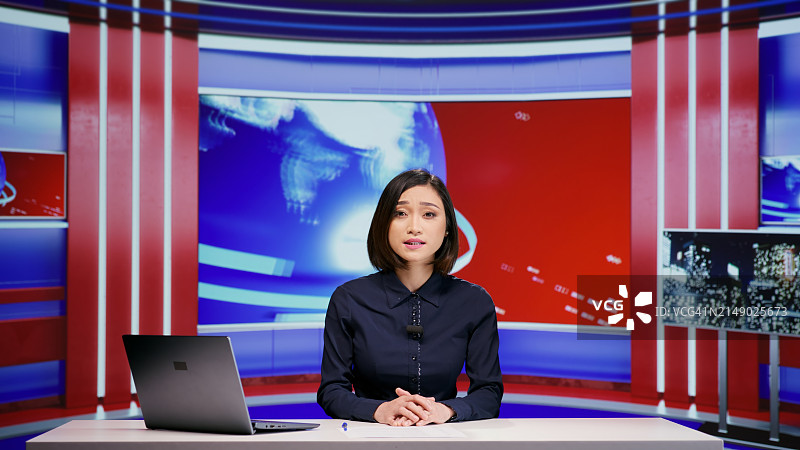 演播室内的深夜脱口秀主持人图片素材