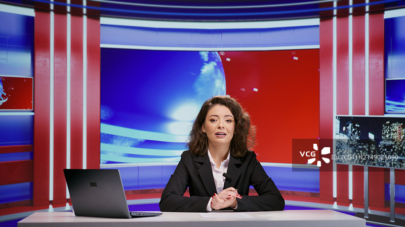 演播室内的深夜脱口秀主持人图片素材