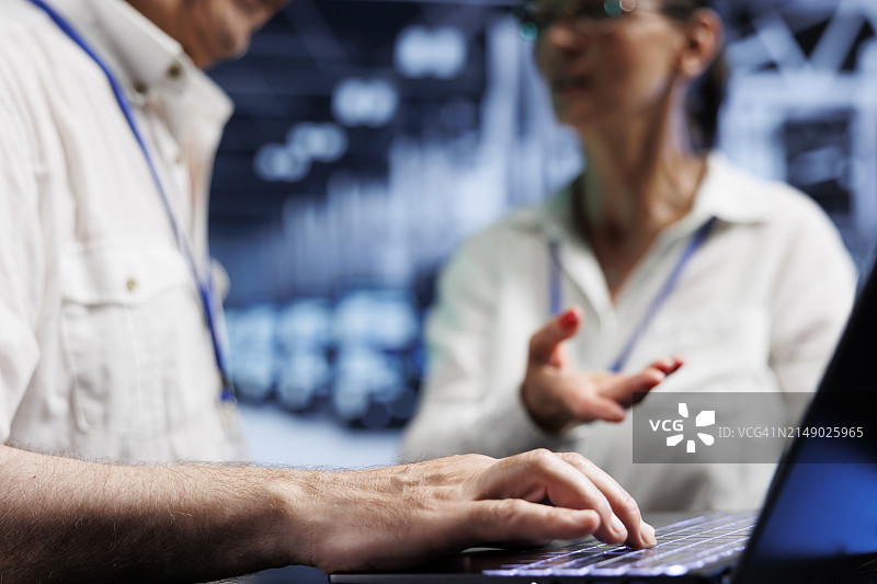 为数据中心编程和编码的精致软件工程师图片素材