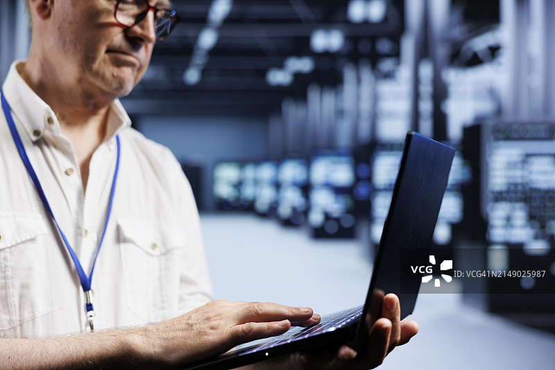 为数据中心编程和编码的精致软件工程师图片素材