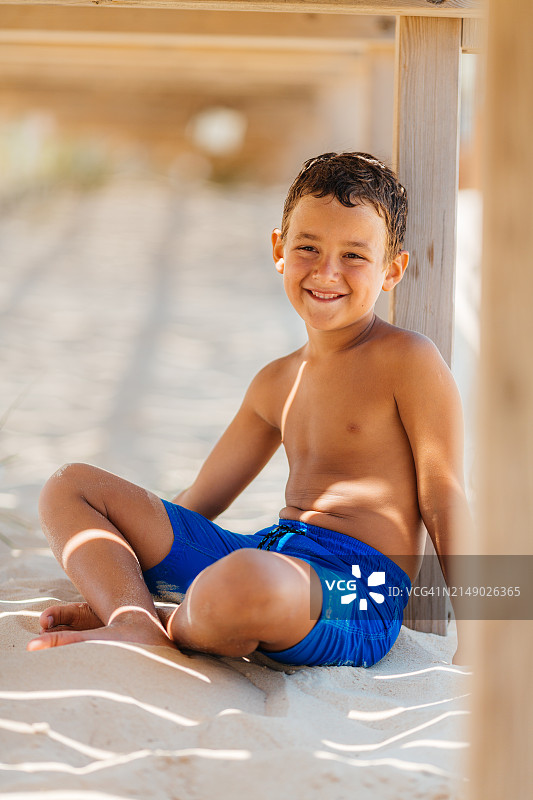 男孩玩沙子图片素材