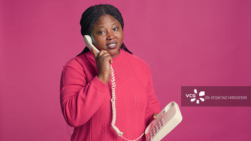 通过手机听筒说话的女人图片素材