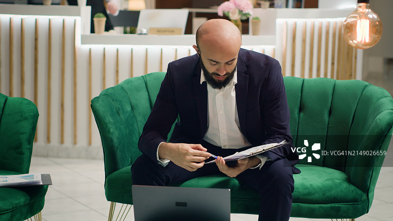 现代风格的酒店前台和休息区图片素材