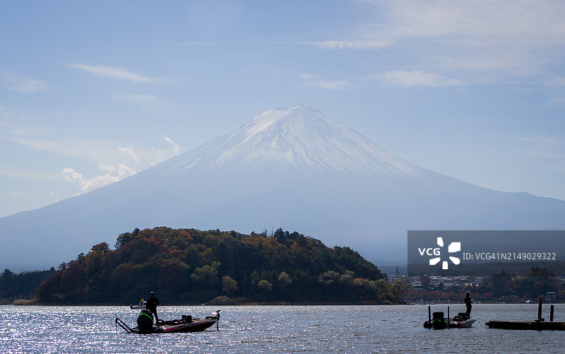 人们在湖上划皮划艇，以天空为背景图片素材