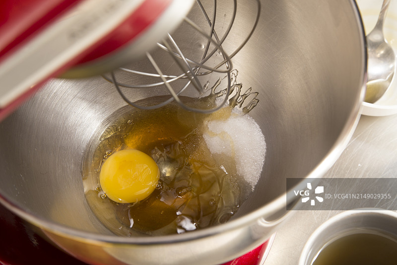 金属搅拌碗中的鸡蛋和糖图片素材