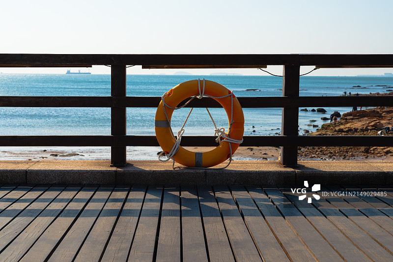 码头上空的救生圈与晴朗的天空图片素材