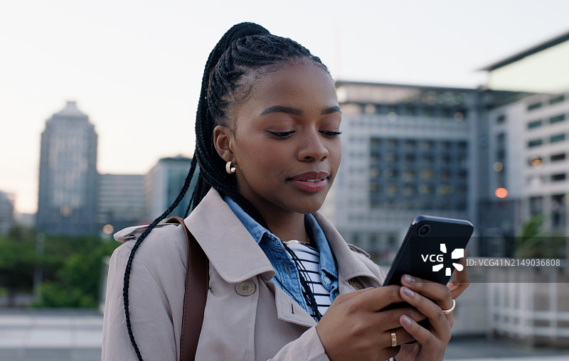 户外街景：使用智能手机在线购物的女子图片素材
