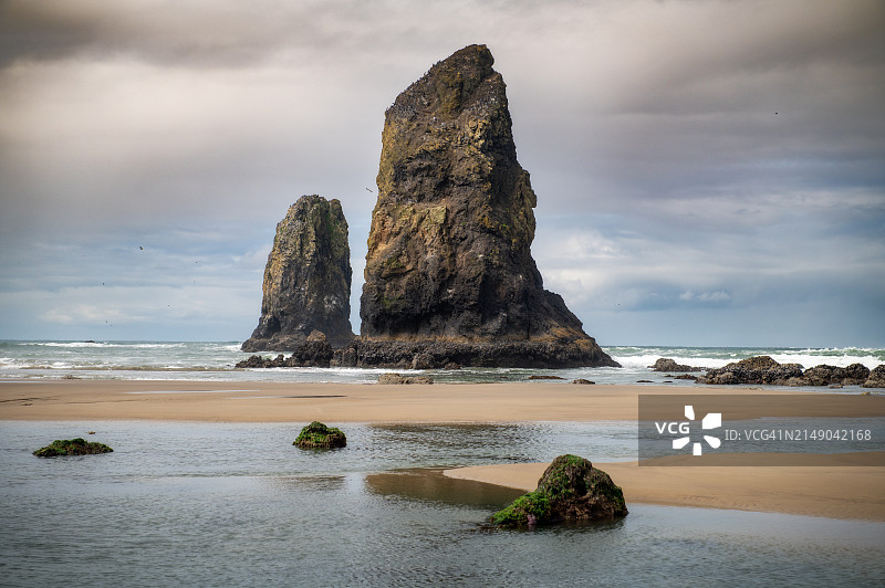 俄勒冈州坎农海滩的巨型海蚀柱景观图片素材