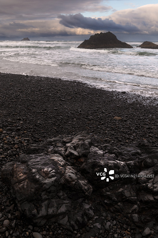 俄勒冈州坎农海滩的巨型海蚀柱景观图片素材