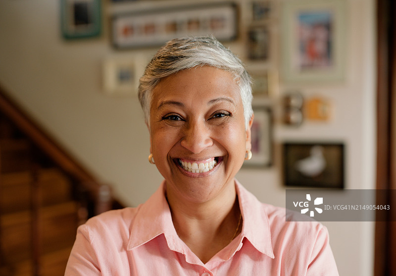 年长的妇女面带微笑，在家里充满自信、自豪地笑着，退休后开怀大笑图片素材
