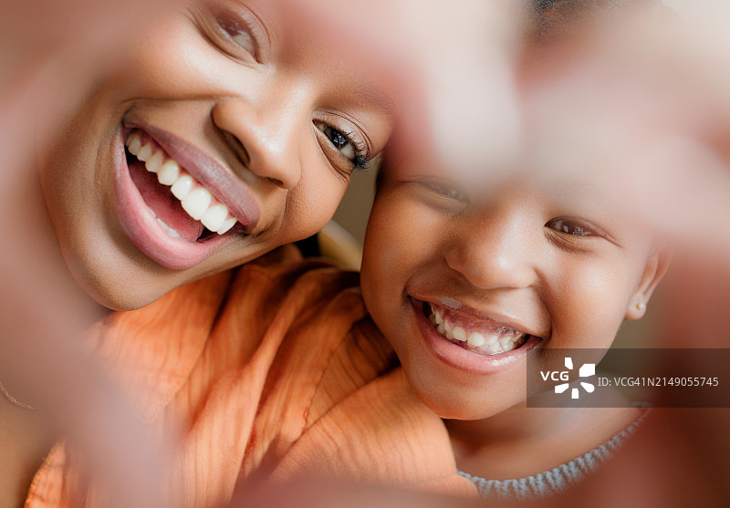 微笑的黑人女性与孩子合影，庆祝母亲节，充满爱意图片素材