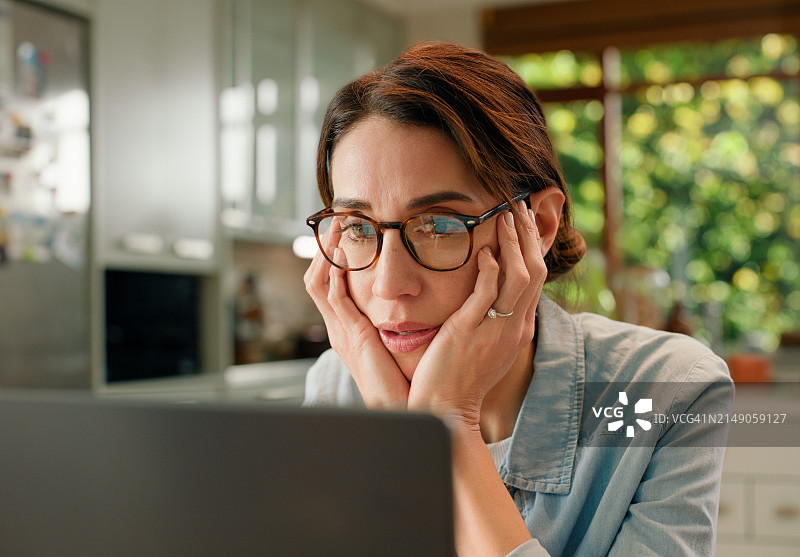 在家用笔记本电脑进行远程工作的女人，用于社交媒体、互联网和数字新闻。记者在家写作，用于网站、在线和研究总统竞选或选举图片素材