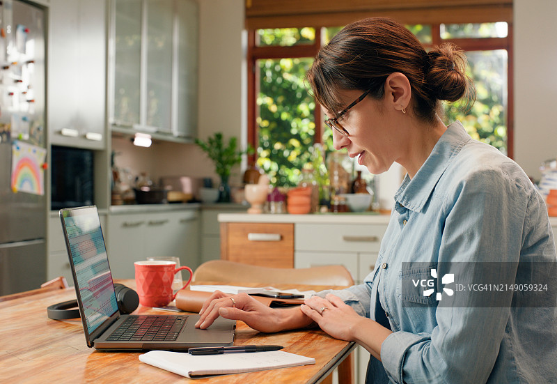 在家通过笔记本电脑工作的女人图片素材