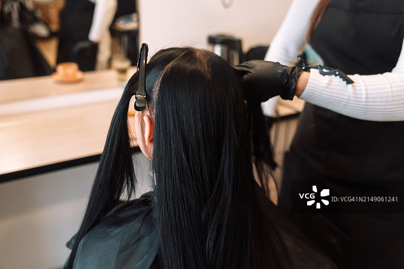 美发师为顾客的头发做护理图片素材